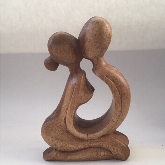 Vintage Handcrafted Wooden kissing couple Sculpture - Picture 1 of 6